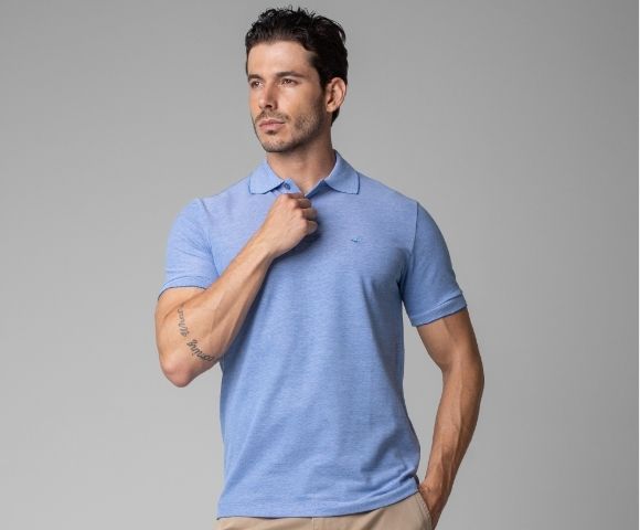 Homem usando camiseta masculina de verão azul clara, ideal para dias quentes, mostrando conforto e estilo, perfeito para looks casuais no verão.